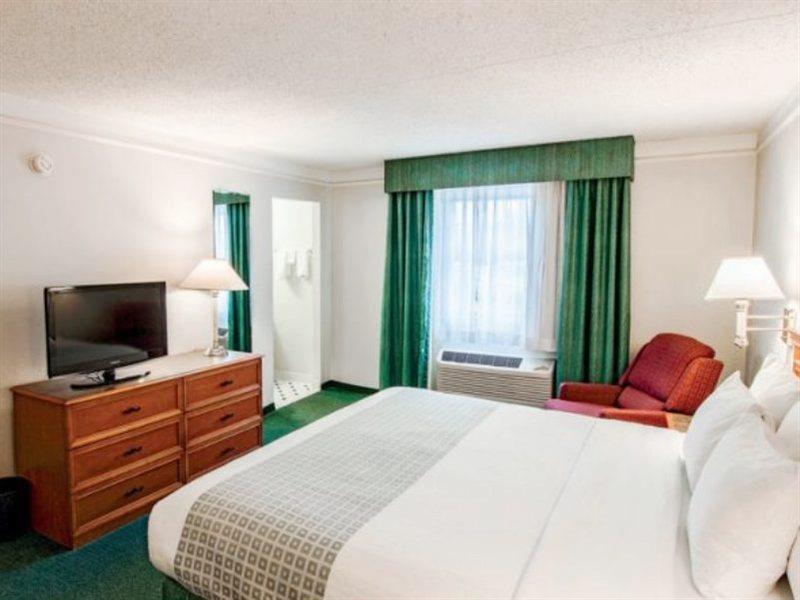 La Quinta Inn By Wyndham Indianapolis Airport Lynhurst Εξωτερικό φωτογραφία